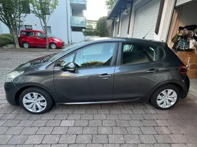 Gebraucht Peugeot 208 Active 82 PS (60 kW) 2014 Grau Kleinwagen
