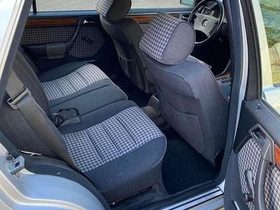 Gebraucht Mercedes E230 132 PS (97 kW) 1991 Silber Kombi