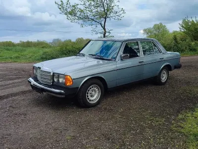 Gebraucht Mercedes 300 125 PS (91 kW) 1983 Blau Limousine