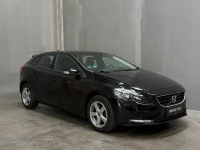 Gebraucht Volvo V40 Kinetic 152 PS (111 kW) 2015 Schwarz Limousine