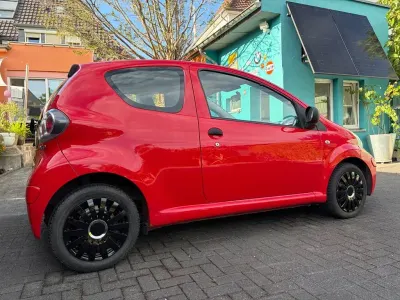 Gebraucht Toyota Aygo 68 PS (50 kW) 2009 Rot Kleinwagen