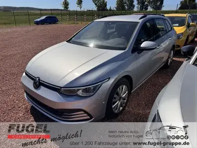 Gebraucht VW Golf VIII Life 131 PS (96 kW) 2023 Reflexsilber metallic Kombi