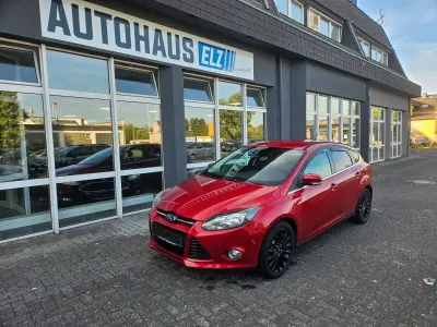 Gebraucht Ford Focus Titanium 125 PS (91 kW) 2011 Rot Limousine