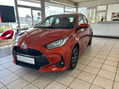 Gebraucht Toyota Yaris Basis 116 PS (85 kW) 2022 Infernoorange metallic Kleinwagen