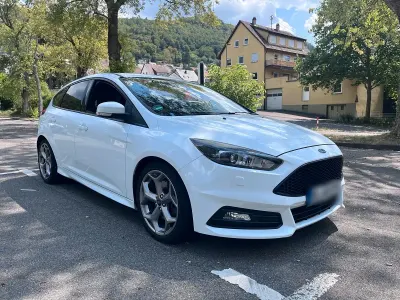 Gebraucht Ford Focus ST 185 PS (136 kW) 2016 Weiß Limousine