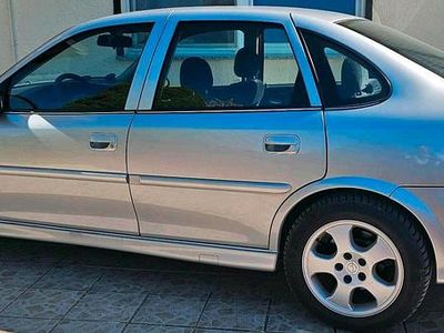 Second-hand Opel Vectra 101 CP (74 kW) 2001 Argintiu Berlinǎ