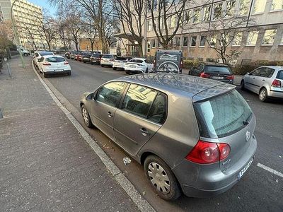 Grau Gebraucht 2004 VW Golf V Kleinwagen | 2.400 € (Fairer Preis)