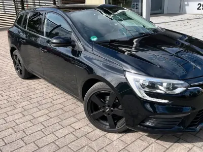 Używany Renault Mégane GrandTour 132 KM (97 kW) 2017 Czarny Kombi