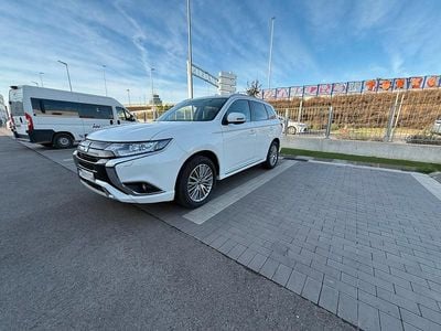 Gebraucht Mitsubishi Outlander P-HEV Top 203 PS (149 kW) 2021 Weiß Limousine