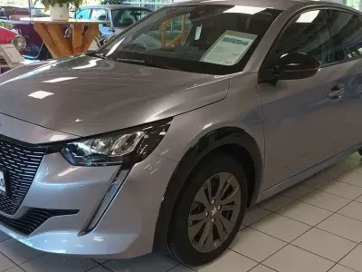 Gebraucht Peugeot e-208 Allure 100 kW (136 PS) 2023 Grau artense metallic Kleinwagen