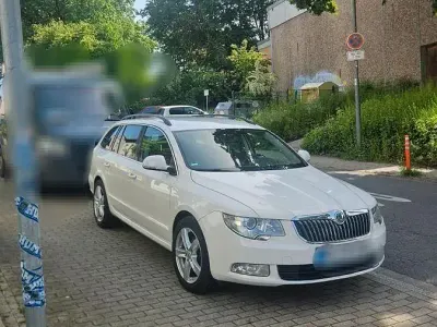 Gebraucht Skoda Superb Ambition 129 PS (94 kW) 2013 Weiß Kombi