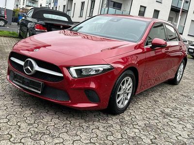 Gebraucht Mercedes A180 116 PS (85 kW) 2022 Rot Limousine