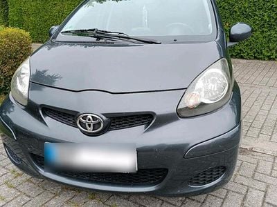 Gebraucht Toyota Aygo 68 PS (50 kW) 2011 Grau Kleinwagen