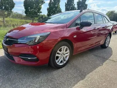 Używany Opel Astra Business Edition 130 KM (95 kW) 2021 Czerwony Sedan/Limuzyna