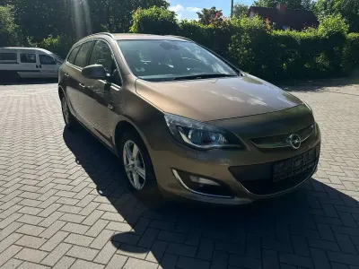 Gebraucht Opel Astra Exklusiv 136 PS (100 kW) 2014 Champagner (m2) Kombi