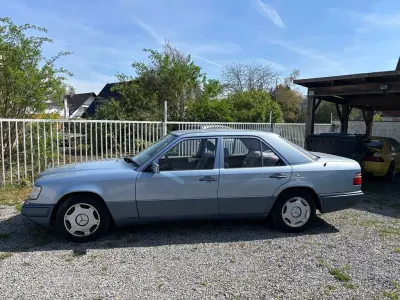 Gebraucht Mercedes E200 136 PS (100 kW) 1994 Blau Limousine