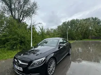 Gebraucht Mercedes C180 116 PS (85 kW) 2015 Schwarz Limousine