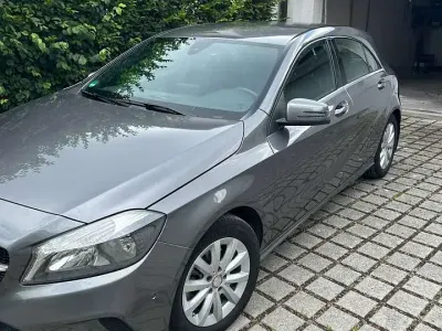 Gebraucht Mercedes A180 StreetStyle 122 PS (89 kW) 2015 Grau Kleinwagen