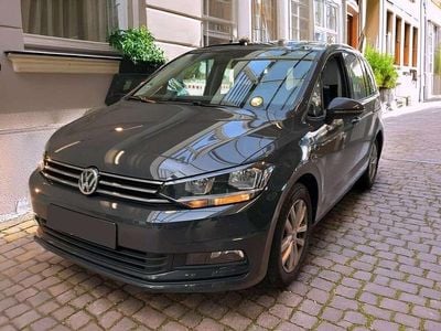 Grau Gebraucht 2019 VW Touran Comfortline Van / Kleinbus | 18.000 €