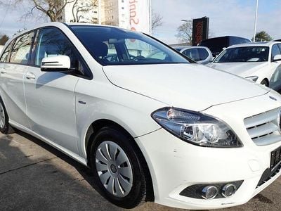 Weiß Gebraucht 2012 Mercedes B180 Van / Kleinbus | 7.770 € (Guter Preis)