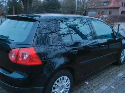 Second-hand VW Golf IV 101 CP (74 kW) 2004 Negru Berlinǎ