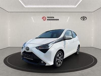 Second-hand Toyota Aygo X-play 72 CP (52 kW) 2021 Alb Hatchback