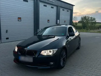 Gebraucht BMW 320 184 PS (135 kW) 2011 Schwarz Coupé