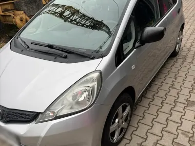 Begagnad Honda Jazz 90 HK (66 kW) 2011 Silver Halvkombi