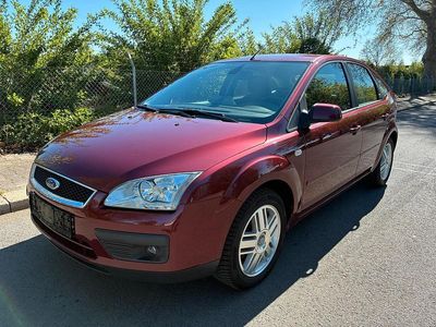Gebraucht Ford Focus Ghia 101 PS (74 kW) 2005 Rot Limousine