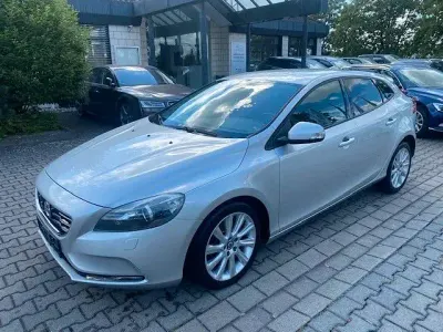 Gebraucht Volvo V40 You! 114 PS (83 kW) 2014 Silber Limousine