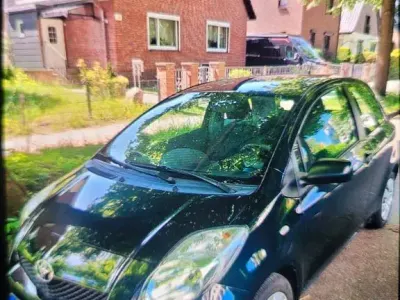 Używany Toyota Yaris Cool 69 KM (50 kW) 2010 Czarny Hatchback