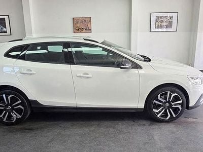 Gebraucht Volvo V40 CC Momentum 150 PS (110 kW) 2016 Weiß Kombi