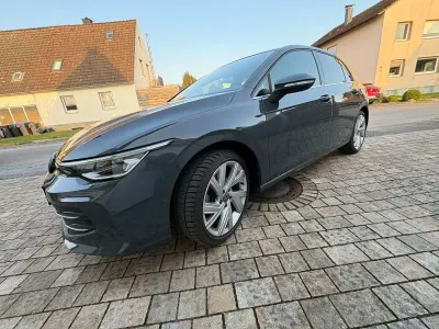 Gebraucht VW Golf VIII Style 150 PS (110 kW) 2024 Grau Limousine