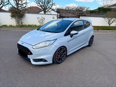 Begagnad Ford Fiesta ST200 200 HK (147 kW) 2017 Grå Sportkupé