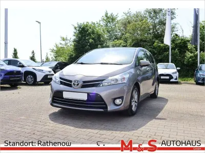 Gebraucht Toyota Verso Skyview Edition 147 PS (108 kW) 2015 Braun Van / Kleinbus