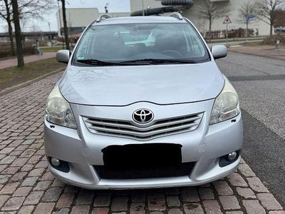 Gebraucht Toyota Verso Executive 177 PS (130 kW) 2010 Silber Van / Kleinbus