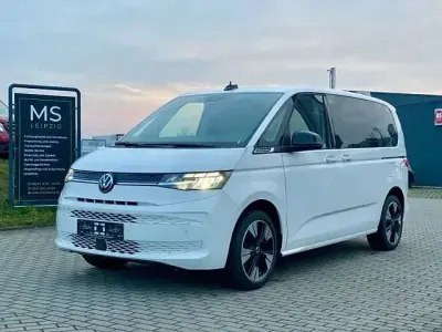 Second-hand VW Multivan Life 136 CP (100 kW) 2023 Alb Monovolum