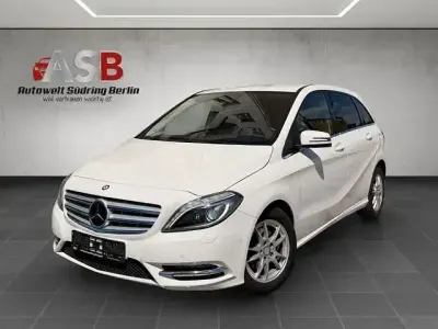 Gebraucht Mercedes B200 156 PS (114 kW) 2014 Weiß Van / Kleinbus