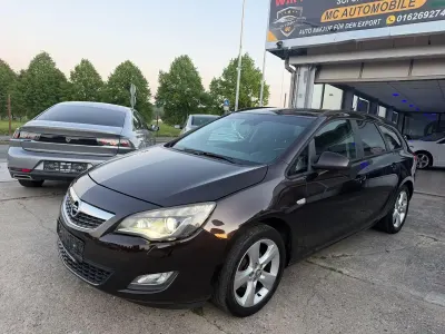 Gebraucht Opel Astra Edition 116 PS (85 kW) 2012 Braun Kombi