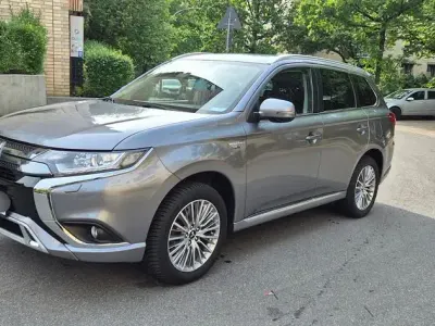 Gebraucht Mitsubishi Outlander P-HEV Spirit 224 PS (164 kW) 2020 Silber SUV