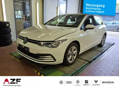 Używany VW Golf VIII Life 150 KM (110 kW) 2023 Biały Sedan/Limuzyna