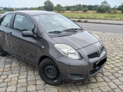 Gebraucht Toyota Yaris Cool 69 PS (50 kW) 2010 Grau Kleinwagen