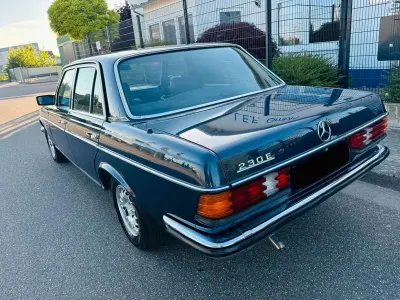 Gebraucht Mercedes 230 136 PS (100 kW) 1982 Blau Limousine