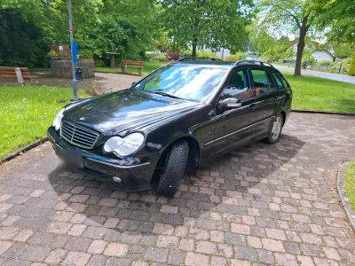 Używany Mercedes C220 140 KM (102 kW) 2002 Czarny Kombi