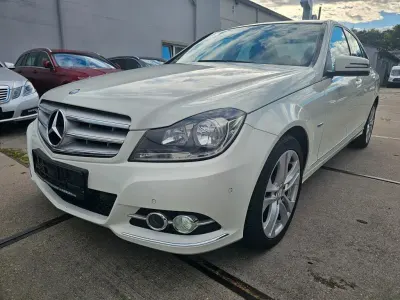 Gebraucht Mercedes C180 156 PS (114 kW) 2011 Calcitweiss  unilack Limousine