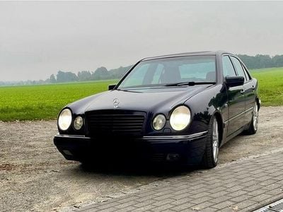 Mercedes E200