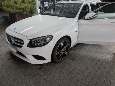 Używany Mercedes C300e 306 KM (225 kW) 2020 Biały Kombi