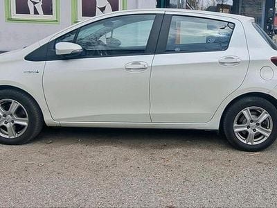 Second-hand Toyota Yaris Hybrid 100 CP (73 kW) 2014 Alb Hatchback