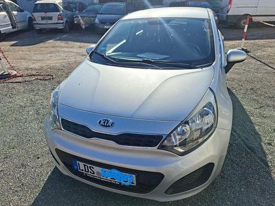 Second-hand Kia Rio Spirit 86 CP (63 kW) 2014 Argintiu Berlinǎ