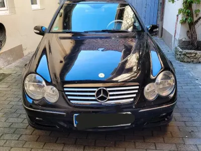 Używany Mercedes C180 143 KM (105 kW) 2006 Czarny Coupe